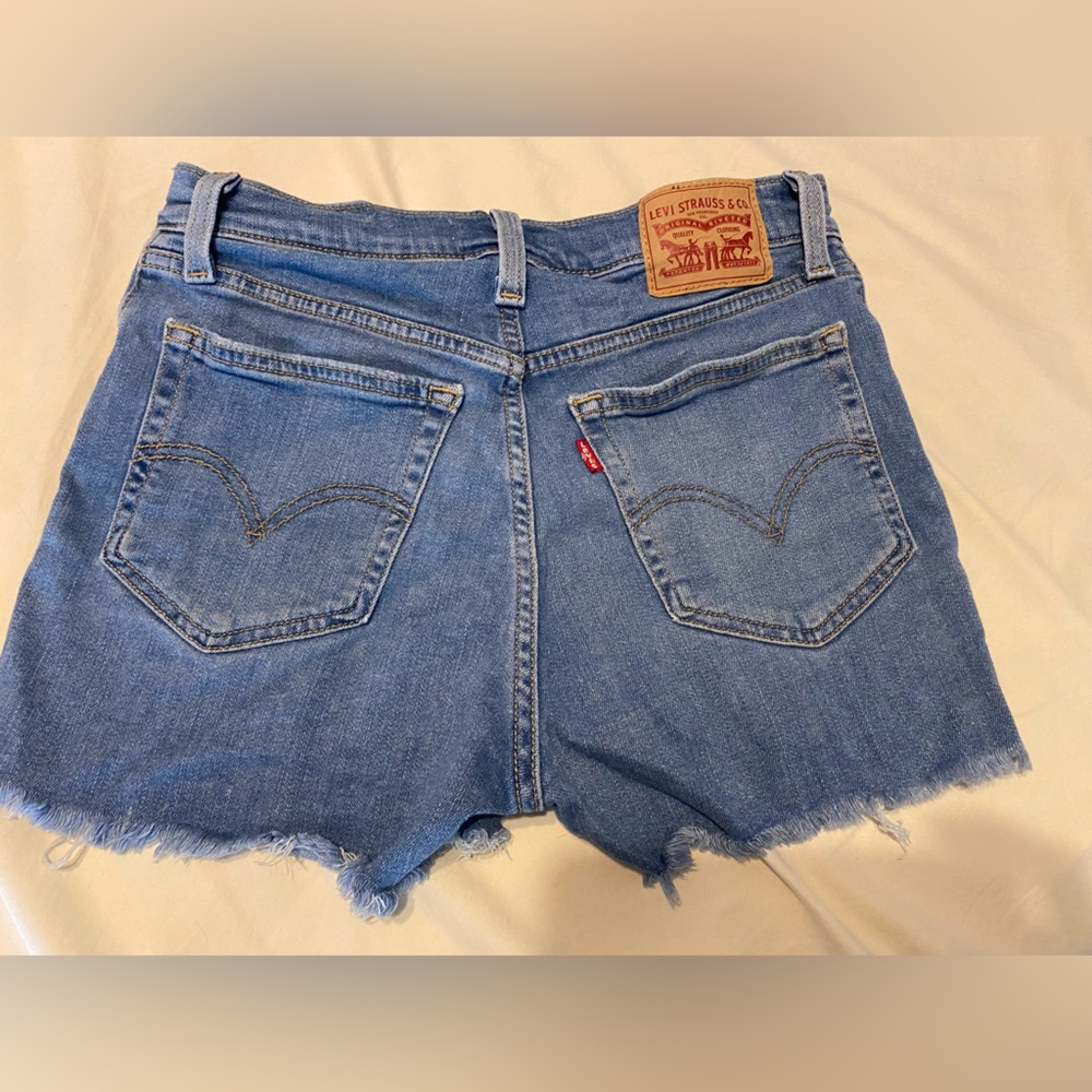 Levi’s distressed high rise shorts | 27”